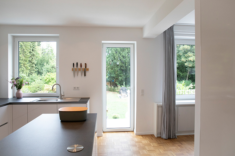 Stäbchenparkett Fussleisten weiss Einbauküche mit Kochinsel Kunststofffenster bicolor in Düsseldorf